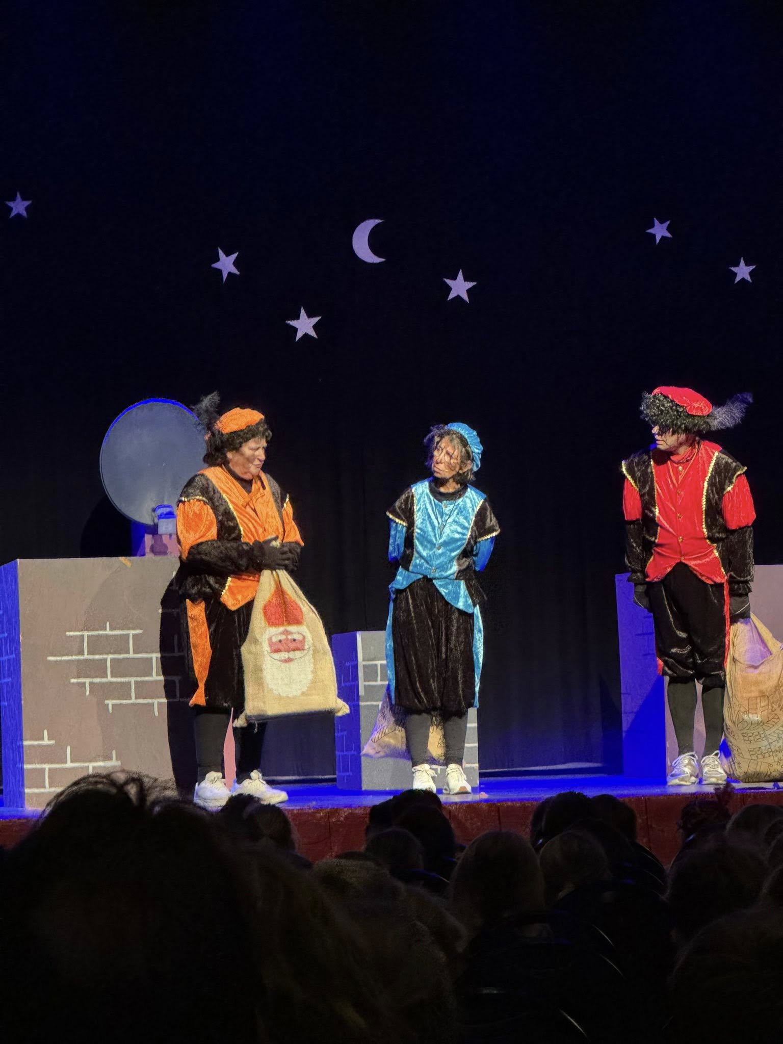 450 leerlingen zingen mee met het Pietentoneel door D.I.T.O.